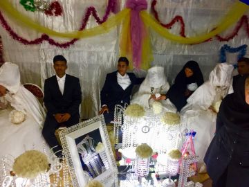 جشن ازدواج سه زوج جوان در اردوگاه سیل زدگان آبادان برگزارشد