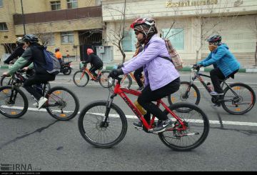 چرخ دوچرخه زنان سلیقه ای می چرخد