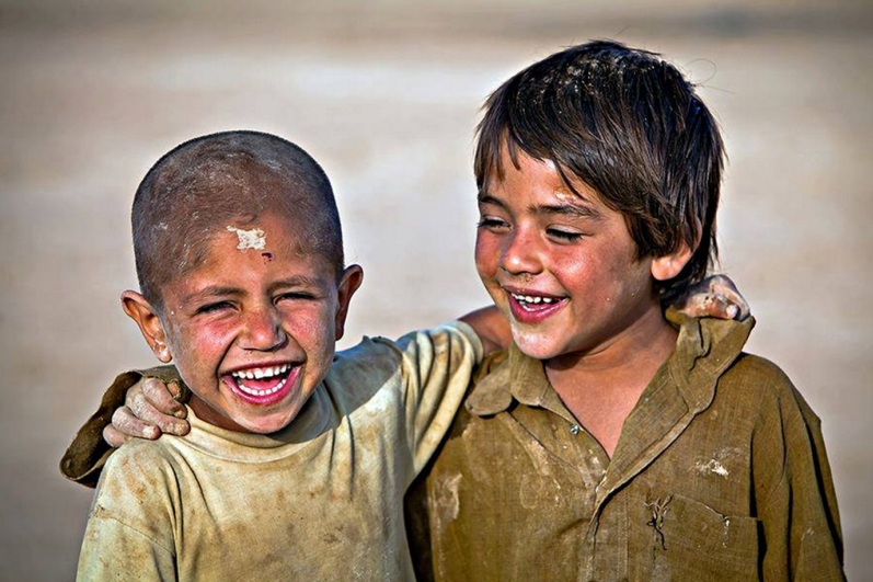 لبخند کودکانه به رسم آفتابگردون