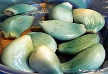 علت سبز شدن سیر ترشی و روش جلوگیری از آن