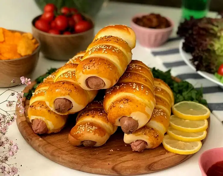 پیراشکی هات‌داگ با سس مخصوص