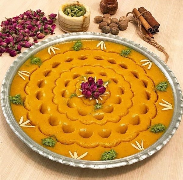 تزیین حلوا مجلسی با گل‌های خشک و طلا